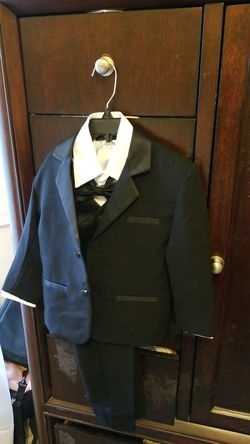 Boys 5 piece tuxedo suit