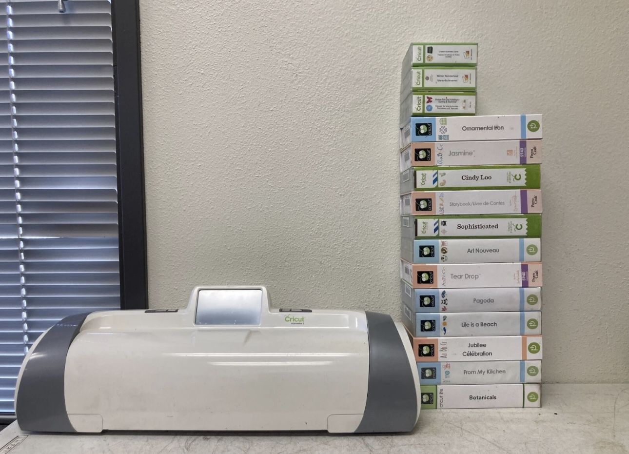 Cricut Expression 2 12" Cutting Machine + Lot of 15 Cartridges Bundle