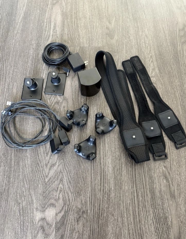 3x HTC Vive 3.0 Trackers With Straps / 1x SteamVR 2.0 Base Station