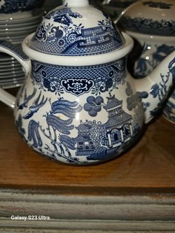 Blue Willow Ceramic Teapot with Lid