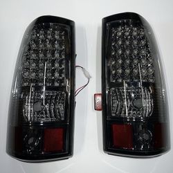 03-06 Chevy Silverado/GMC Sierra 1500 2500 3500 and HD 07 classic LED Tail Light Assembly Driver and Passenger Side Conjunto de luz trasera LED clás