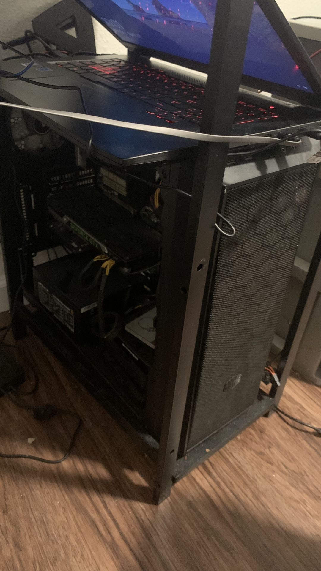 Gaming PC (NEEDS PARTS/NOT WORKING)