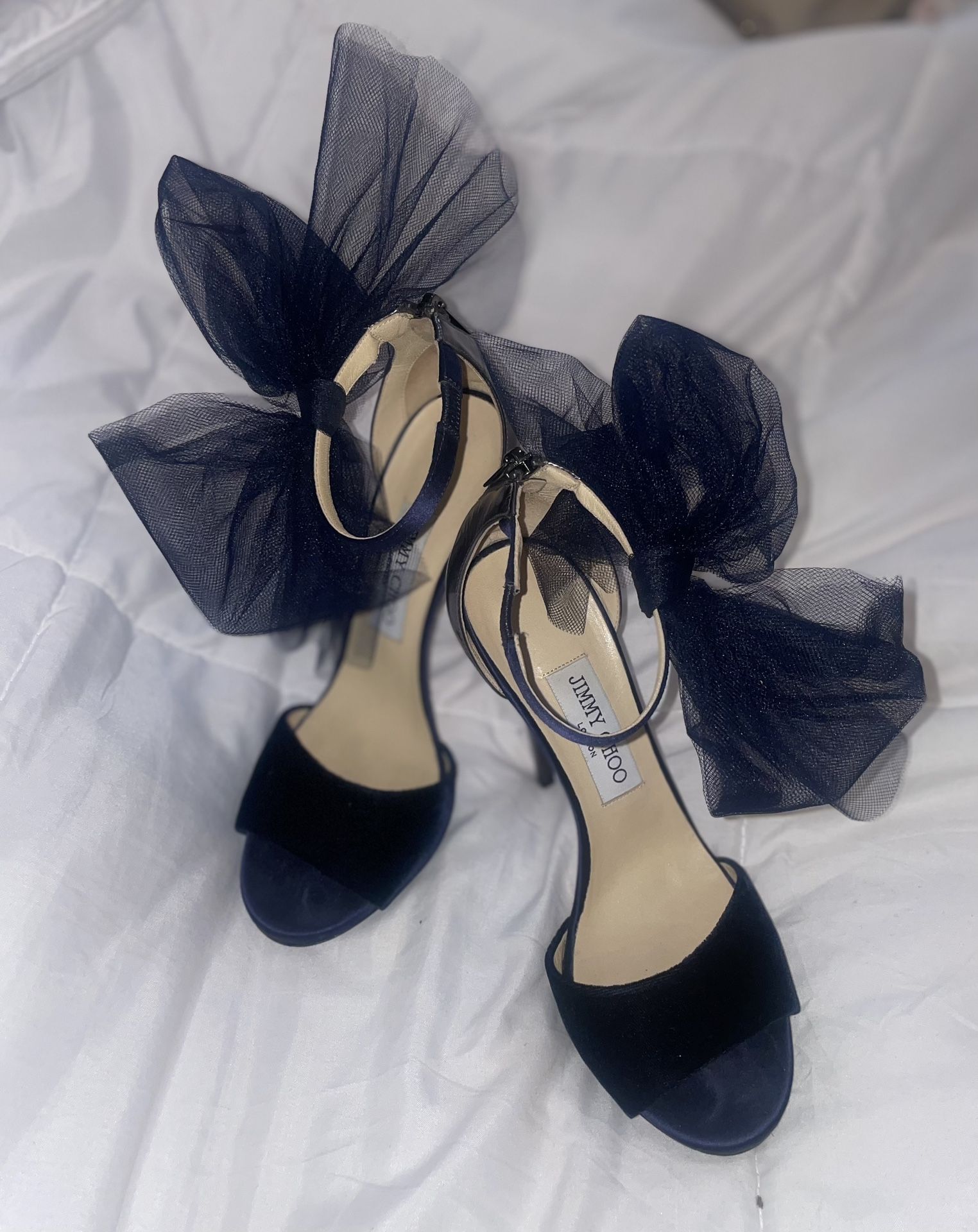 Gorgeous JIMMY CHOO ‘Lilyth’ Pewter Patent Leather & Navy Velvet Sandals With Movable/Removable Navy Organza Bows
