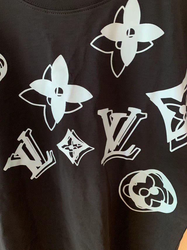 Louis Vuitton 3D Pocket Monogram T-shirt for Sale in Cleveland, OH - OfferUp