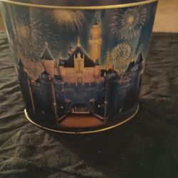 RARE  DISNEYLAND RESORT  AND WALT DISNEY WORLD  COLLECTIBLE  METAL TIN
