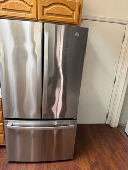 GE Refrigerator icemaker, and built-in water filter excellent condition.
