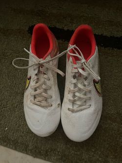 Sports shoes