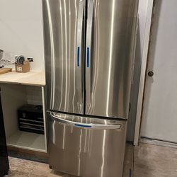 LG Refrigerator / 30” Wide / French Door / Freezer Below