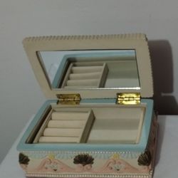 VINTAGE ORNATE CAST RESINE JEWELRY BOX 8"×5"×3"