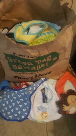 Una bolsa de baberos son 60