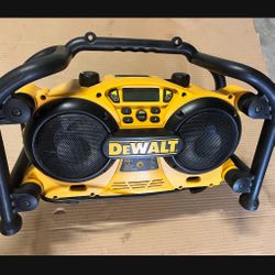 Dewalt 18V DC011 AM/FM Heavy Duty Jobsite Radio