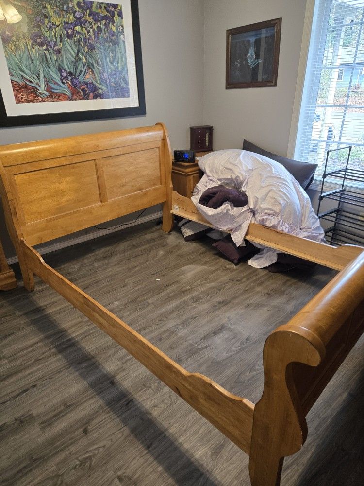 Full Size Bed and Matching Dresser