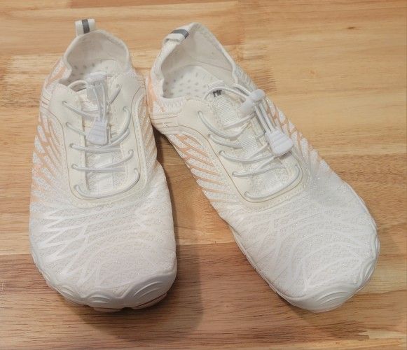 HF White Water Shoes Size 39