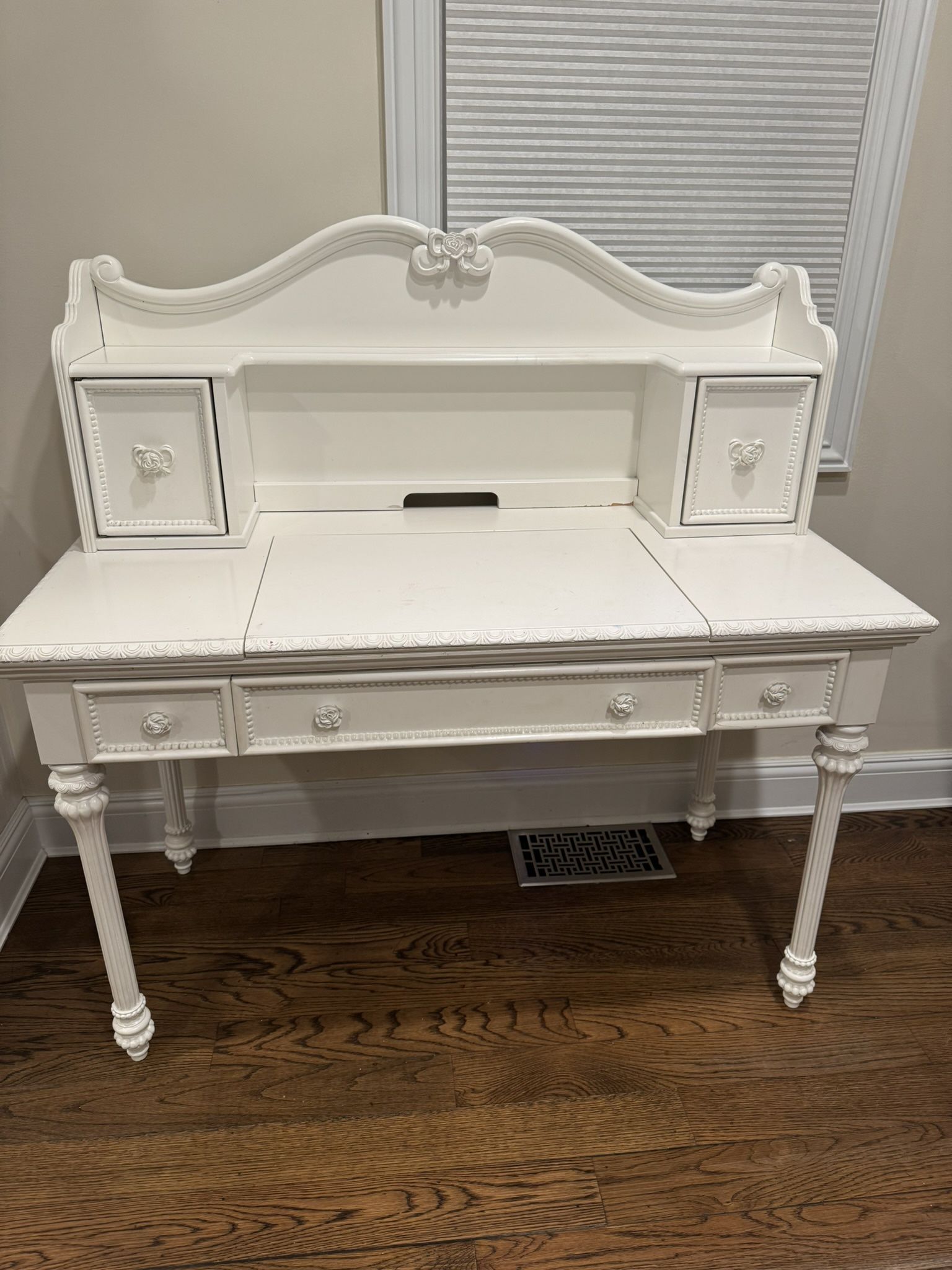 Rooms 2 Go Disney Princess Collection Desk/vanity, Hutch, Chair