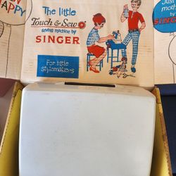 1960’s MCM Singer The Little Touch And Sew Sewing Machine & Box All Original 