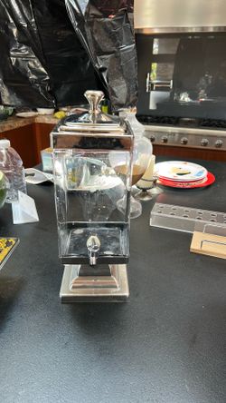 Glass Beverage dispenser with pedestal