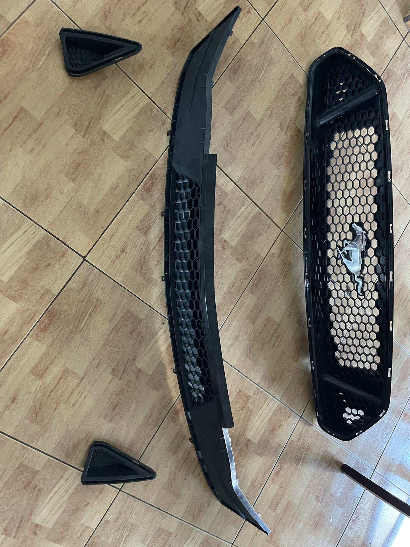 Mustang Gt Grille 18+ Top And Bottom 