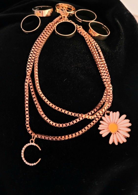 White Austrian Crystal, Enameled Anklet (10-
12 in) and 6 Ring (Adjustable) in Goldtone