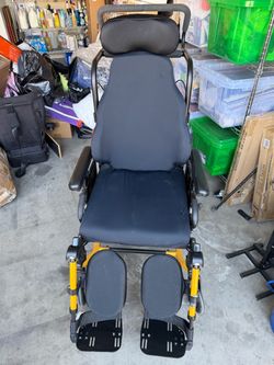 Tilt-in-Space Reclining Wheelchair with Headrest