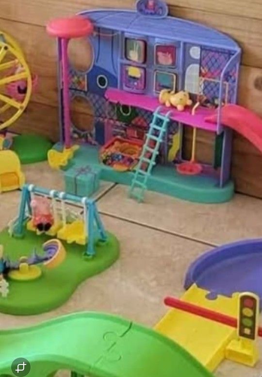 Peppa Pig Houses, Road With Car, Playgrounds and More