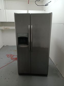 STAINLESS STEEL FRIGIDAIRE .