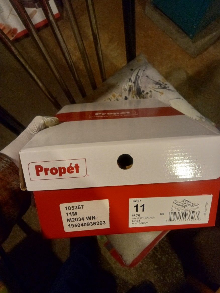 New Propet Men's Stability Walker Size 11 With Vive Compression Stockings