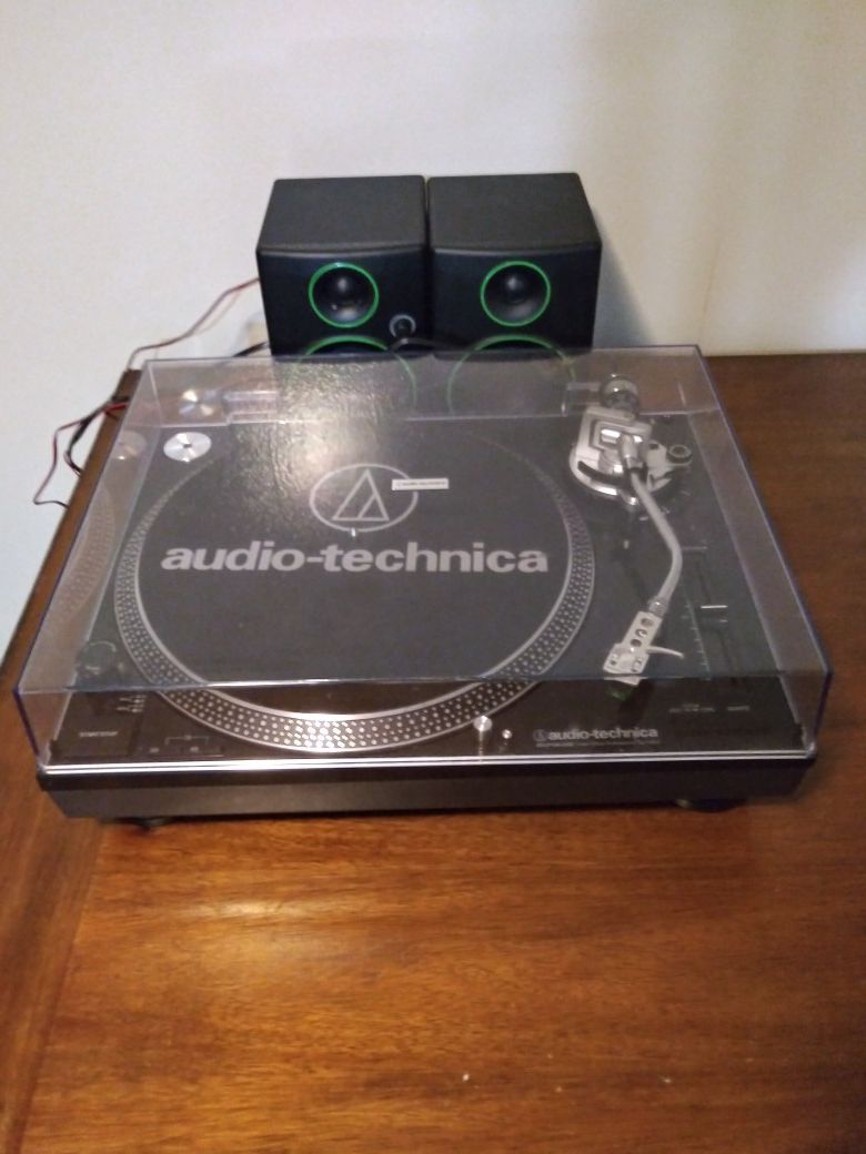 Audio Technica Turntable w/speakers
