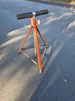 Tri pod with roller adjustable height