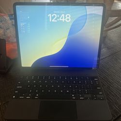 iPad Pro 12.9 4th Gen w/ Apple Keyboard 