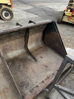 Bucket for a forklift
