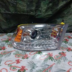 2013-18 Dodge Ram 2500 Right Headlight W/Module 