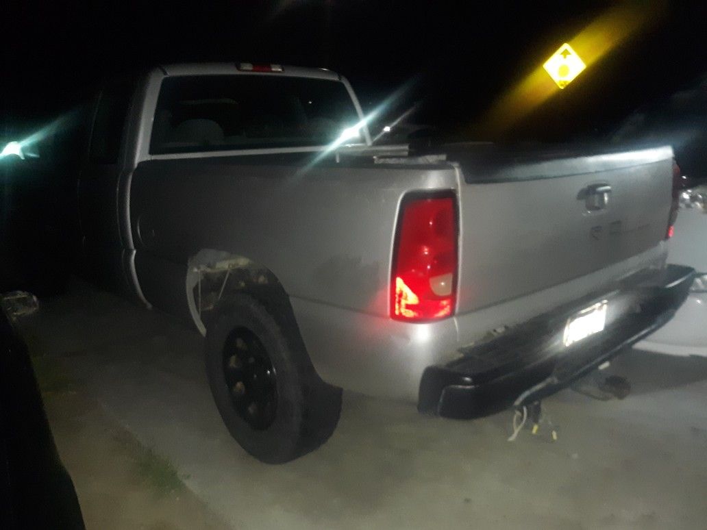 Selling my chevy 06 Silverado 4x4 extended cab for 3000