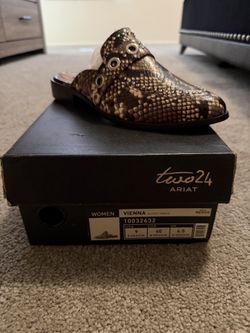 Ariat Vienna snake flats Size 9