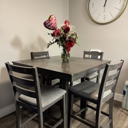 Living Spaces Dining Table Set - Table + 4 Chairs