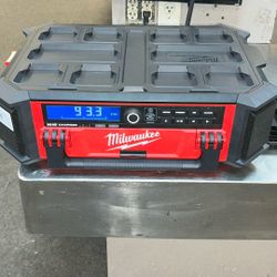 Milwaukee Packout Radio And Charger