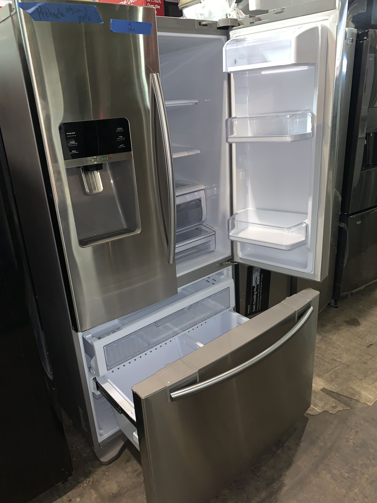 SAMSUNG 36in. Stainless steel French doors refrigerator in excellent conditions with 4 months warranty