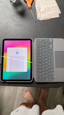 I-Pad 10th Generation 64 Gigs with Logitech Keyboard Case