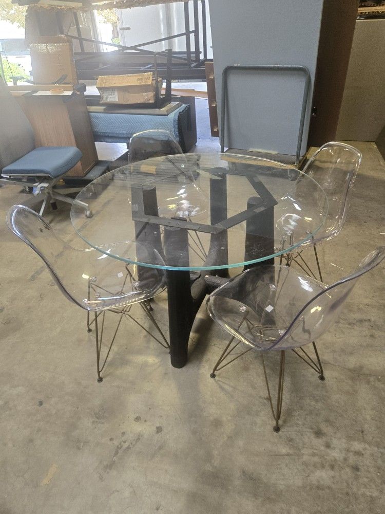 Round Table  Glass And Clear Chairs