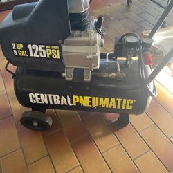 Central Pneumatic 8 Gallon 2 HP 125 PSI 