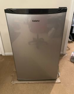 Galanz Mini Fridge great for college Dorm