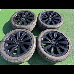 Land Rover Range Rover Black 22" OEM Wheel M8E21007GB + Pirelli Tire 285/45