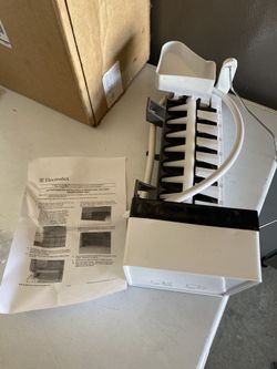 Parts For A Kenmore Refrigerator The Icemaker Brand New In The Pictures You Would See The Model Number