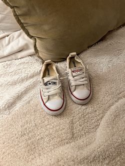 Kid White Converse Low Top Size 10.5 Kids Size