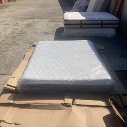 Queen New Tempur-pedic flex mattress $750