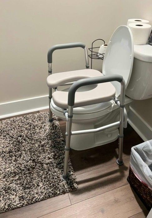 Raised Toilet Seat w/Handles, Width & Height Adjustable, 400lb Capacity. NEW IN BOX!