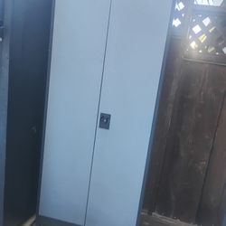 Metal Cabinets For Storage With Wheels And Keys To Lock.             Hablo Español: Se Vende Gabinetes De Metal Con Ruedas Y Llaves.   Cheap Barato!!!