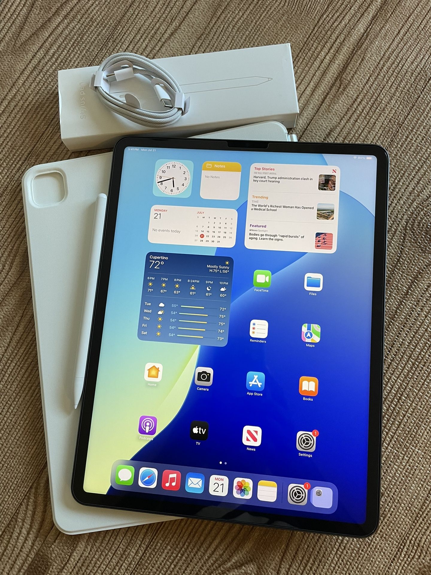 iPad Pro 12.9” (M1 chip / 2021) 5th Generation 1TB with keyboard