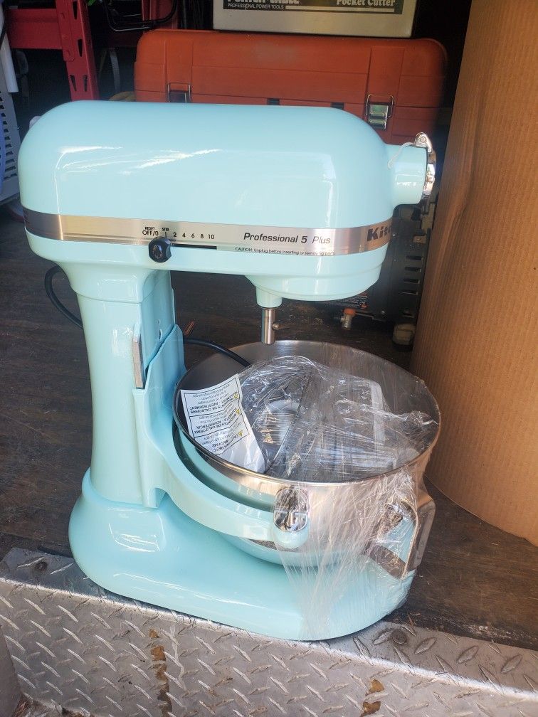 Price is firm KitchenAid KV25G0XIC Ice Blue Professional 5 Plus Series Bowl Lift Stand Mixer. No Box it's got scratches on it from tipping over on th