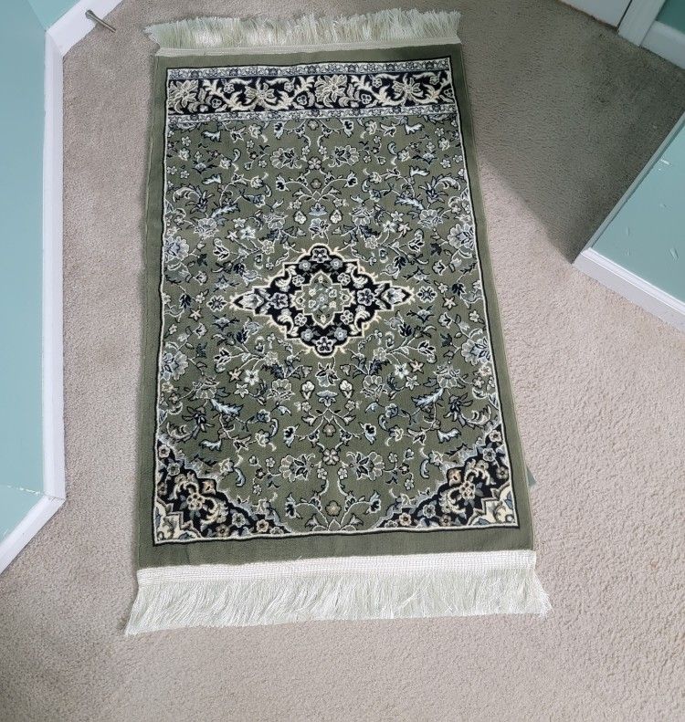 beautiful brand new 8mm Riyadh ul jannah print prayer mat for $50 only. (MUST SELL TODAY!)