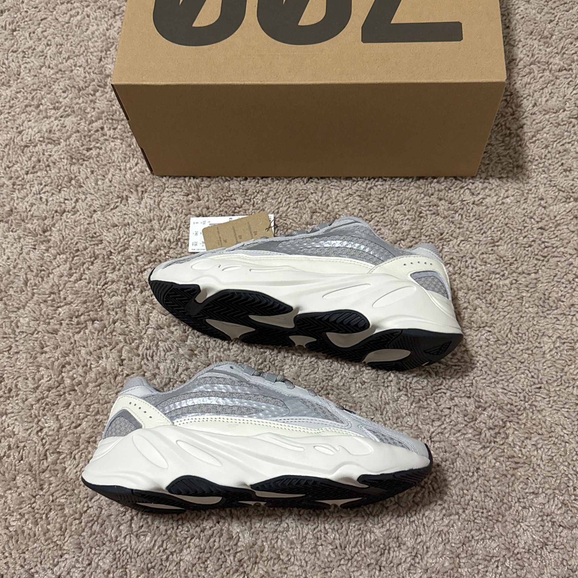 Yeezy Boost 700 V2 Static Size 6M/7W